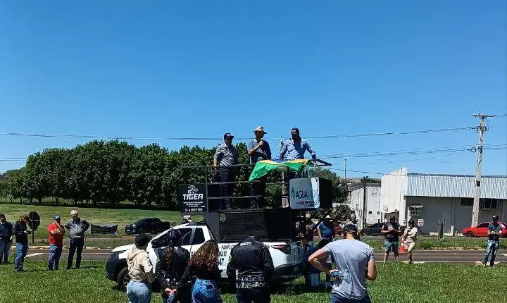 PRODUTORES DE LEITE FAZEM MANIFESTAÇÃO NO TREVO DE SÃO JORGE D’OESTE!