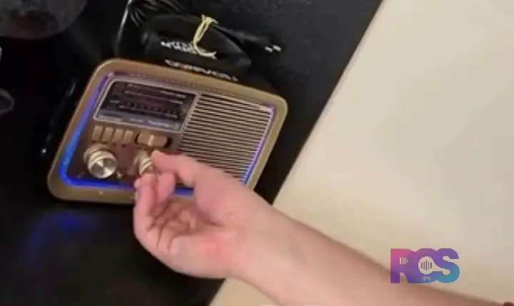 RÁDIO LIGA SOZINHO E TOCA MÚSICA DE RICK & RENNER NA CASA DE BRUNO