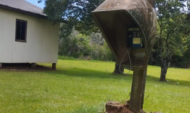RCS FM testa o orelhão da comunidade de Santa Luzia, um dos poucos ainda ativos do Sudoeste do Paraná