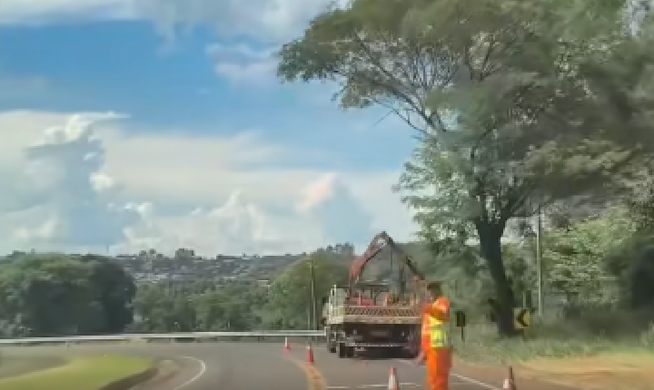 Rodovia que liga São Jorge D’Oeste ao trevo recebe instalação de guarda-rail neste Domingo; motoristas devem redobrar atenção