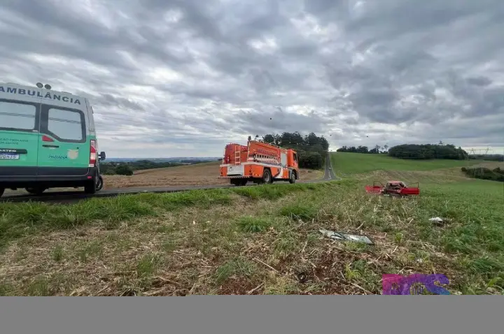 Saída de pista seguida de capotamento deixa casal ferido entre as linhas Perobal e São Cristóvão