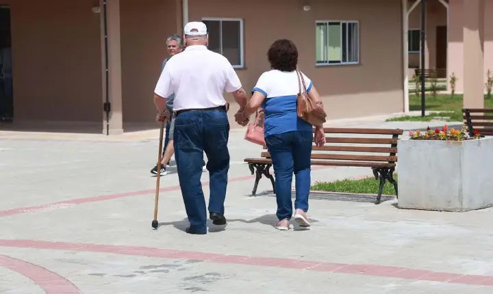 Saúde alerta sobre os riscos de queda de idosos; foram 13 mil casos no Paraná em 2025