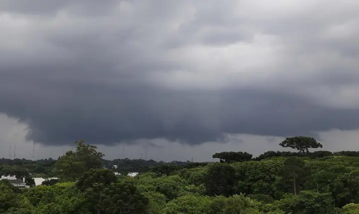 Segunda chega com chuva e alerta laranja de tempestades para parte do Paraná