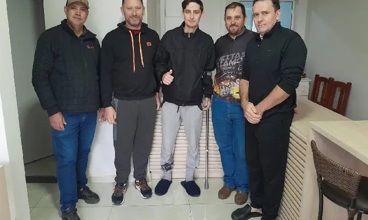 Sociedade Esportiva Limeira entrega doação em apoio ao atleta Dionatan Carniel