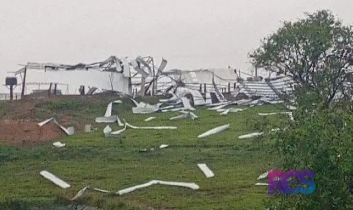 TEMPESTADE CAUSA DESTRUIÇÃO EM TOMAZINA, NO NORTE DO PARANÁ