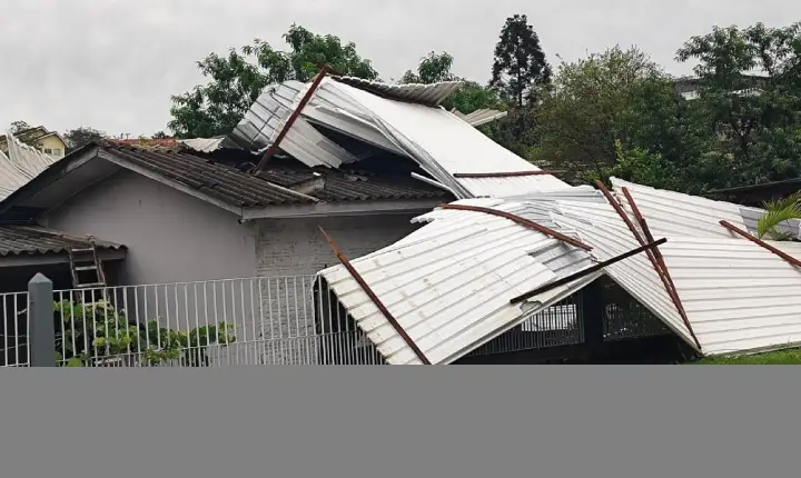 TEMPORAL CAUSA ESTRAGOS E DEIXA PARTE DE SÃO JORGE D’OESTE SEM ENERGIA