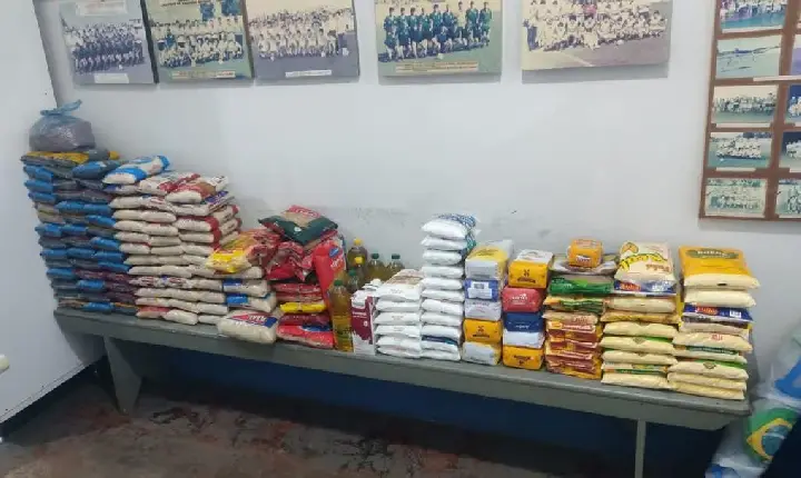 Torcida doa 154 kg de alimentos em jogo da Série Bronze em São Jorge D’Oeste
