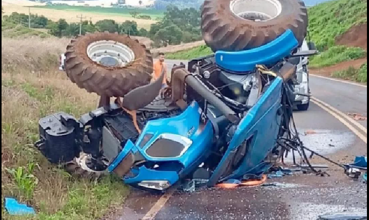Trator cai de caminhão prancha na PR-566 entre Coronel Vivida e Itapejara D’Oeste
