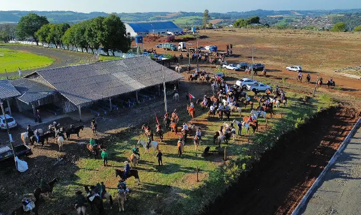 Tropeada reúne mais de 160 cavalos e resgata tradição tropeira em São Jorge D’Oeste