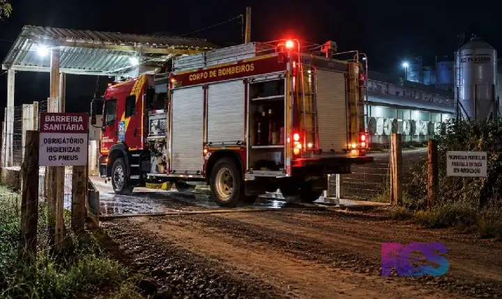 Um incêndio atingiu um aviário na região do Santana, interior de Verê, na noite deste domingo (20)