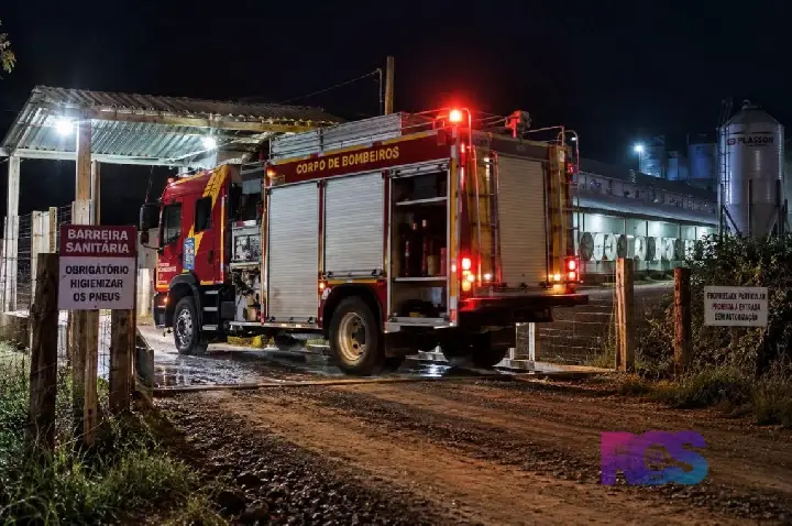 Um incêndio atingiu um aviário na região do Santana, interior de Verê, na noite deste domingo (20)
