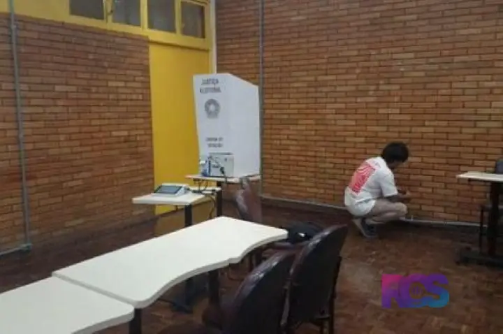 Urnas utilizadas no segundo turno das Eleições 2026 são distribuídas na manhã deste sábado (24)