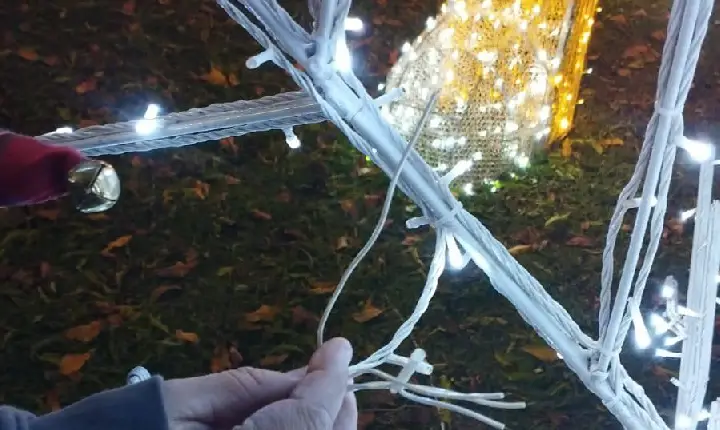 Vandalismo compromete enfeites natalinos na Praça Santos Dumont e gera prejuízos ao patrimônio público