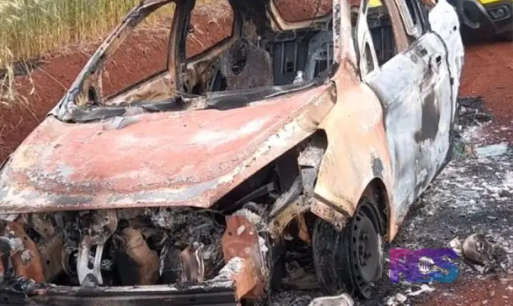 Veículo com alerta de furto é encontrado totalmente carbonizado na área rural de São João