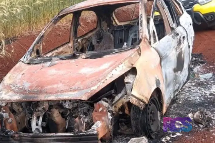 Veículo com alerta de furto é encontrado totalmente carbonizado na área rural de São João