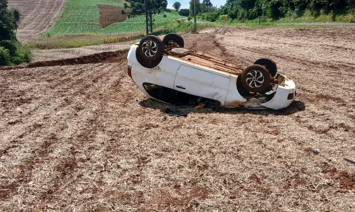 Veículo sai da pista na PR-281 e capota em área rural em São João