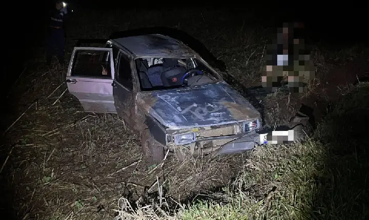 Veículo Uno capota durante a madrugada próximo à Doutor Antônio Paranhos, em São Jorge D’Oeste