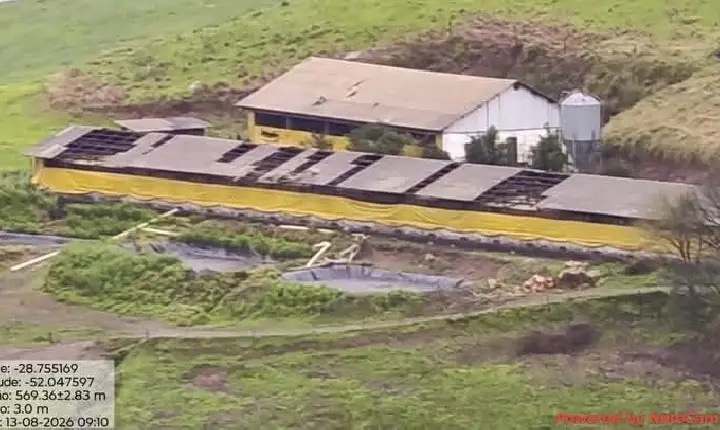 VENTANIA CAUSA DESTRUIÇÃO NO INTERIOR DE UNIÃO DA SERRA, NO RS