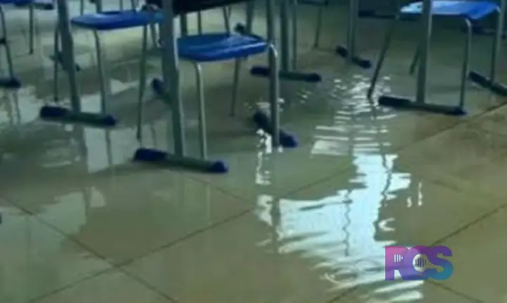 Ventania causa estragos em Barracão, destelha casas e alaga salas de aula