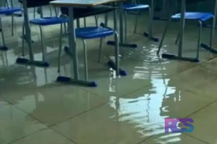 Ventania causa estragos em Barracão, destelha casas e alaga salas de aula