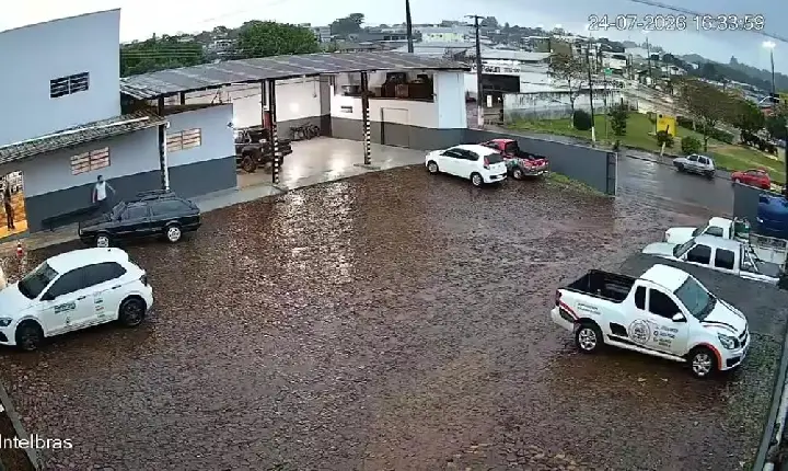Vídeo flagra exato momento em que raio atinge poste em Quedas do Iguaçu