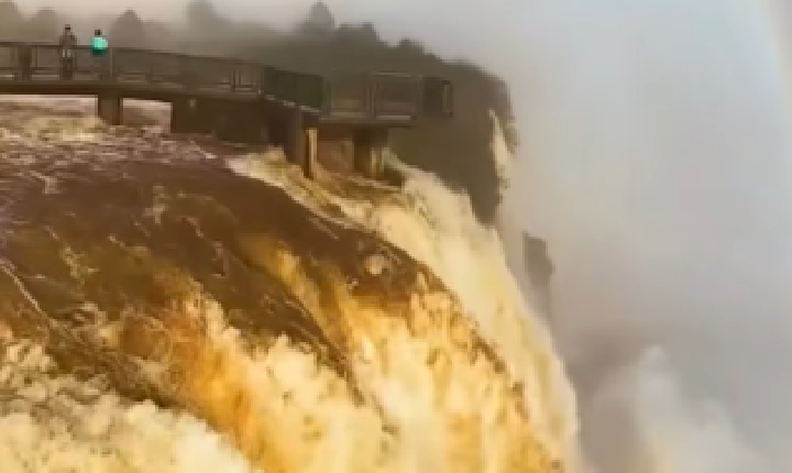 Vídeo registra Cataratas do Iguaçu com vazão de 7 milhões de litros de água por segundo