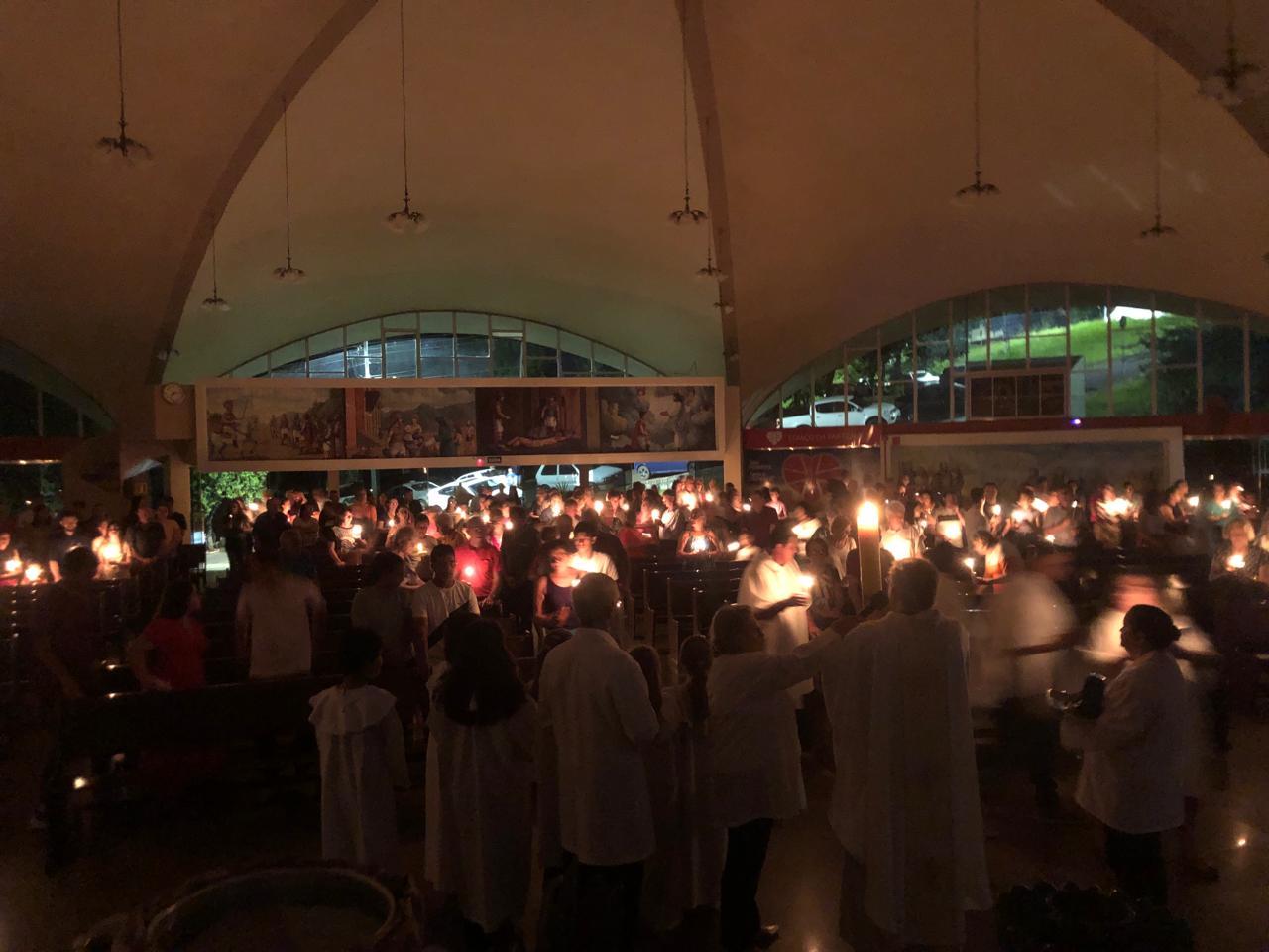 Celebração da Vigília Pascal na Paróquia São Jorge marca o Sábado de Aleluia