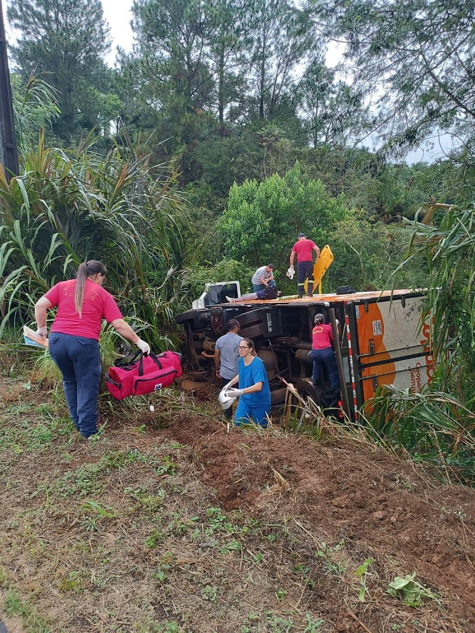 Caminhão furgão sai da pista e tomba nas proximidades do Loteamento Batistella