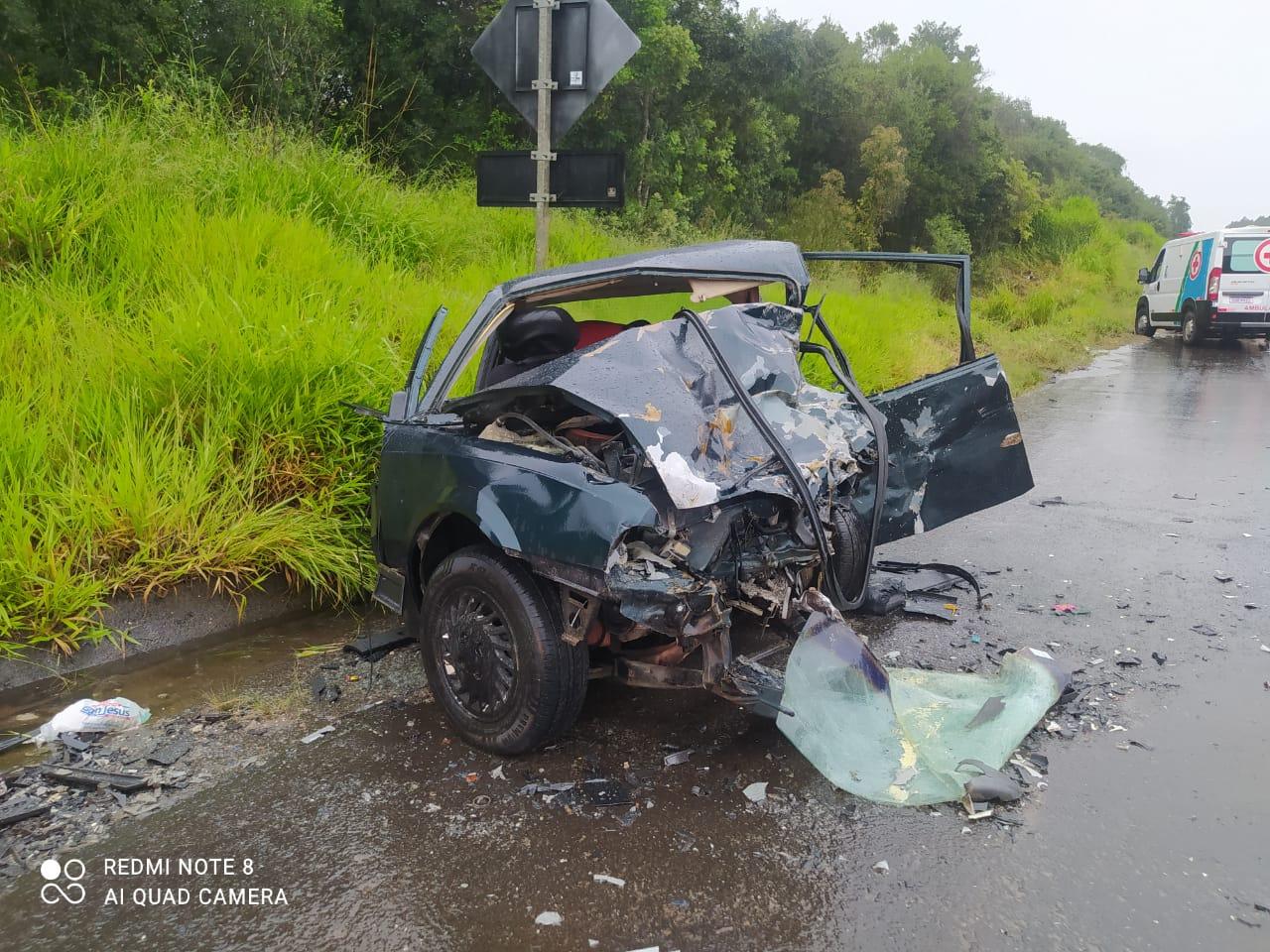 Casal e criança morrem após colisão frontal entre dois carros