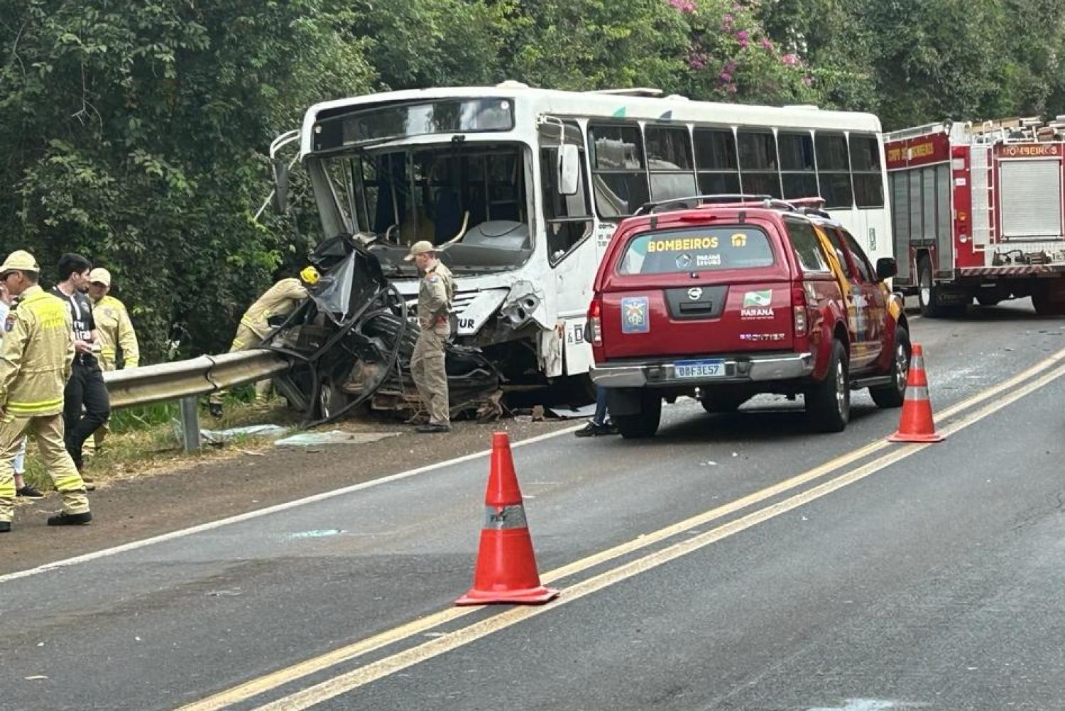Colisão frontal entre carro e ônibus na BR-158 deixa um morto e 18 feridos