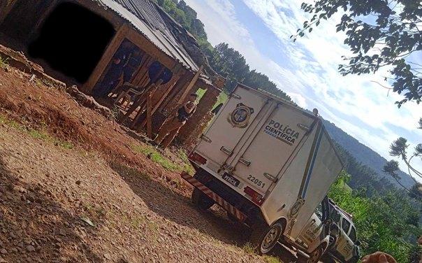 Homem é encontrado morto após cortar dedo do pé com machado