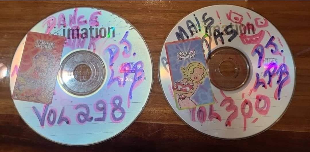 Dois CD's gravados pelo DJ LPB. Estes estão guardados por uma amiga e cliente 