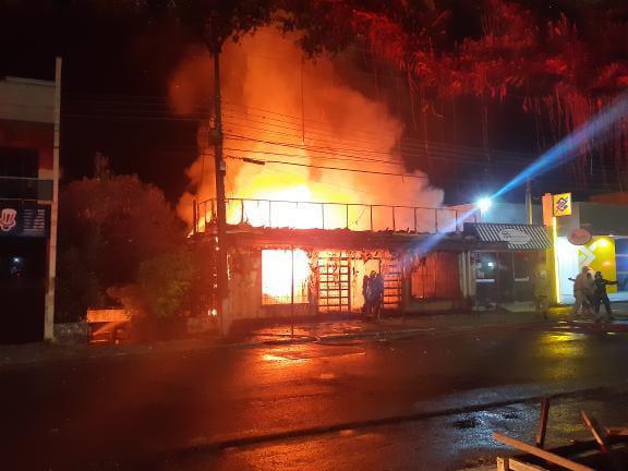 Incêndio destrói imóvel onde funcionava estabelecimento comercial