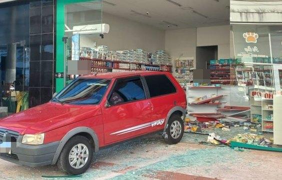 Marido fica furioso após suposta traição da esposa com o chefe e destrói farmácia com o carro