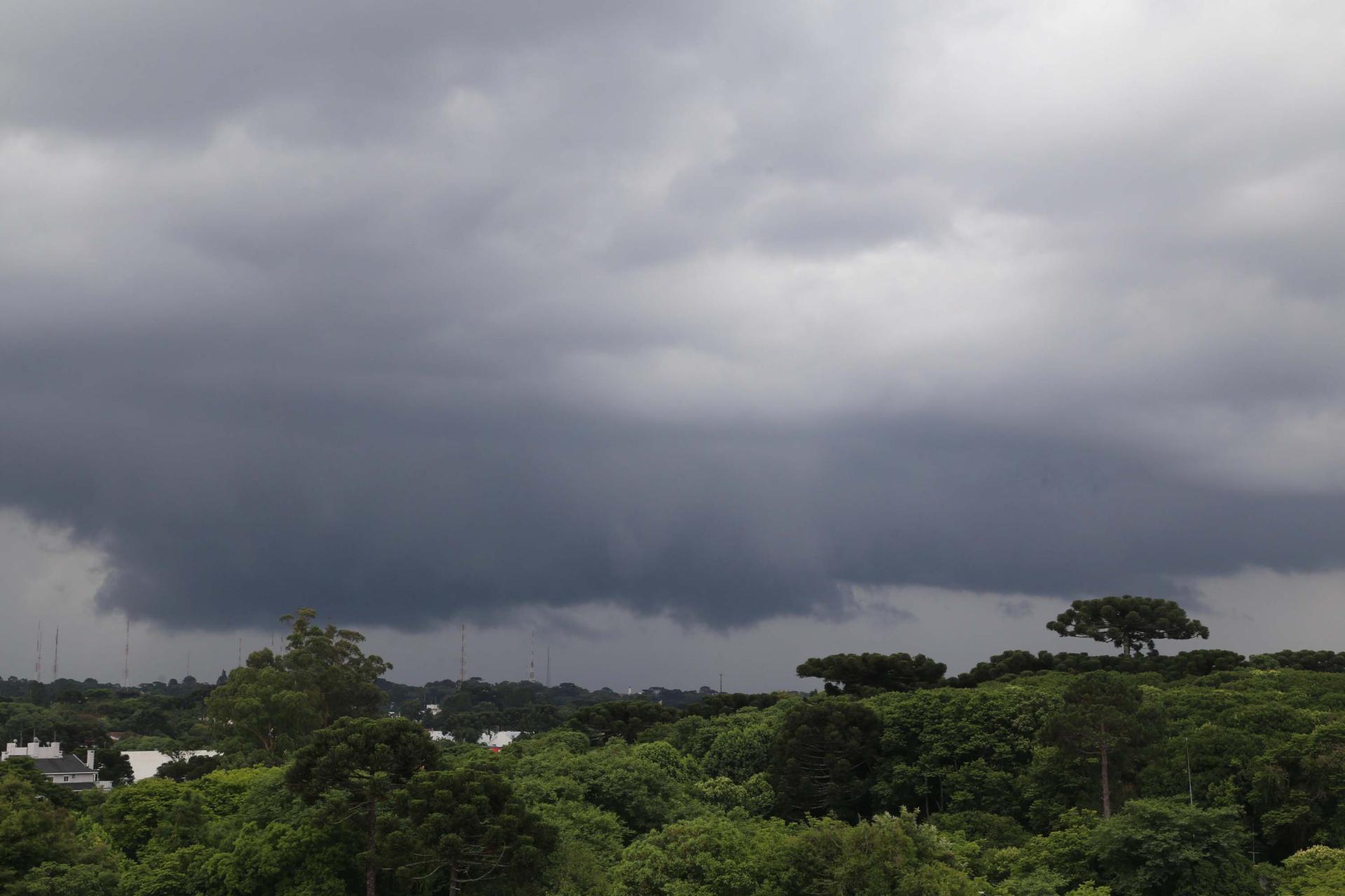 Segunda chega com chuva e alerta laranja de tempestades para parte do Paraná