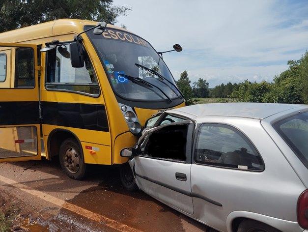 Três pessoas morrem em acidente entre carro e ônibus escolar na PR-473