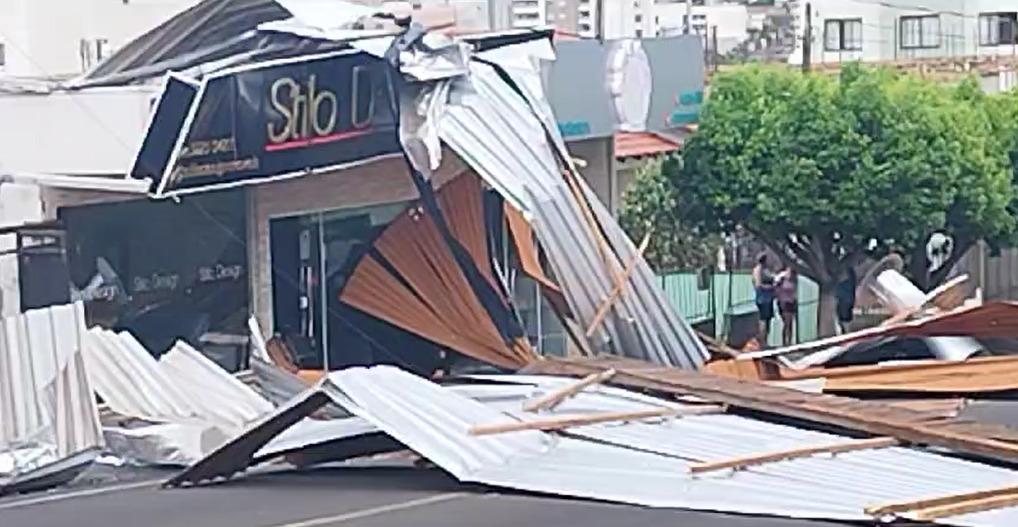 Chuva deixa estragos no interior; Paraná tem alerta amarelo duplo para tempestade e queda de temperatura