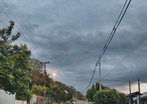 Frente fria muda o tempo no fim da tarde deste domingo no Sudoeste
