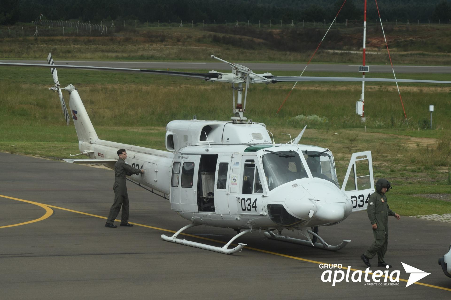 Helicóptero uruguaio ajuda em operações de resgate no RS