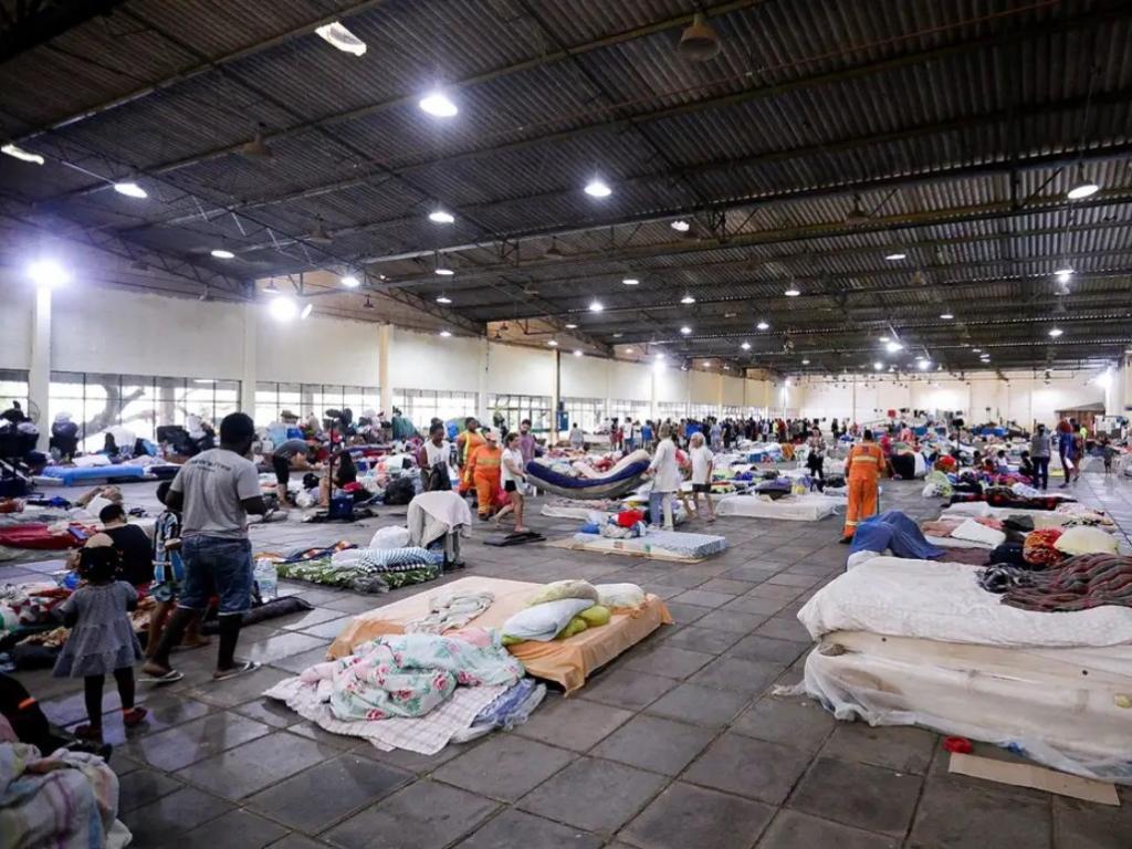 Nova onda de desabrigados começa a chegar aos abrigos de Porto Alegre