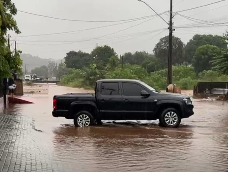 Rio Jirau transborda em Dois Vizinhos, causando alagamentos