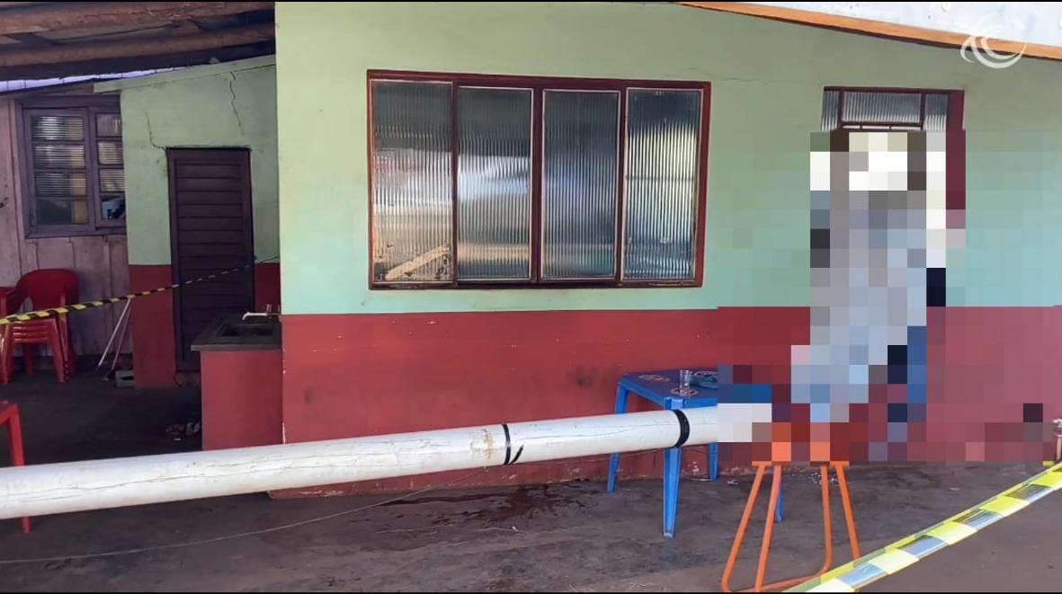 Homem morre após ficar preso em janela de bar