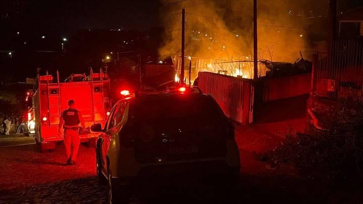 Incêndio destrói casa de madeira em Dois Vizinhos