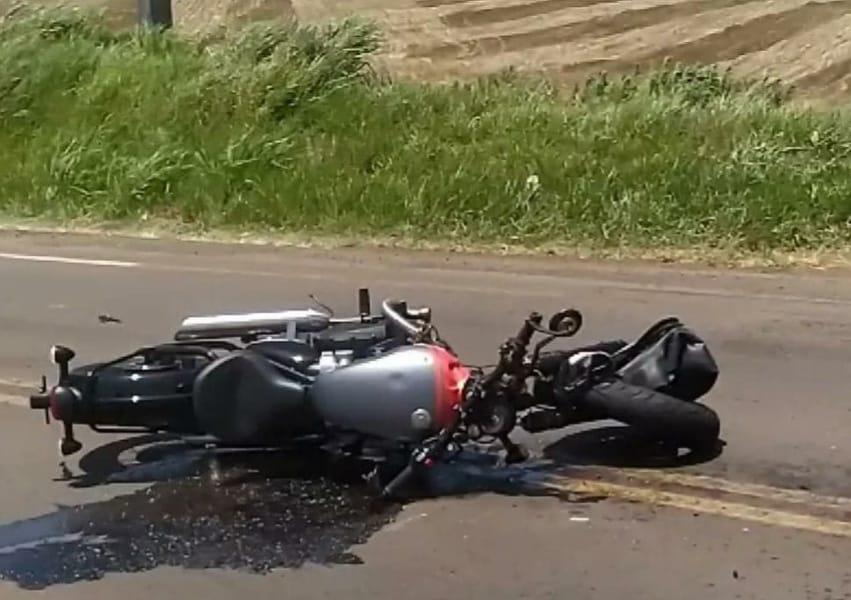 Acidente entre caminhão e motocicleta resulta em fatalidade na PR-281, em São João.