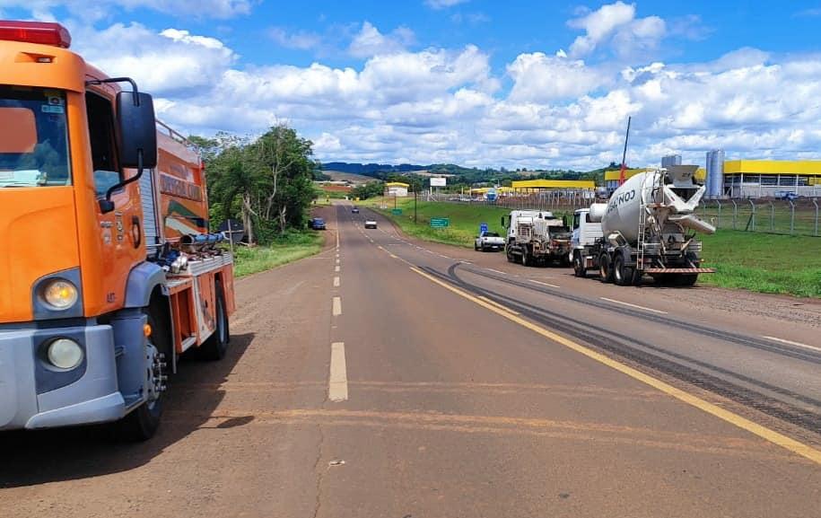 Acidente sem vítimas envolve caminhão e carro em estrada vicinal próxima ao trevo da Piracanjuba