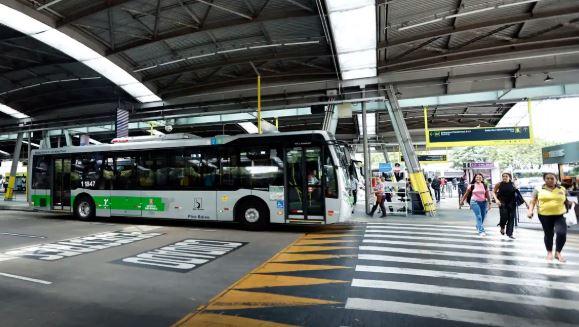 Bomba caseira explode no Terminal Pinheiros, em São Paulo