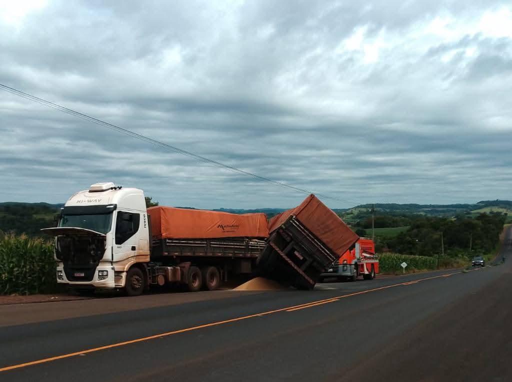 Carreta carregada com farelo de soja tomba na PR-281, entre Dois Vizinhos e São Jorge D’Oeste, próximo ao acesso à balsa Antonello