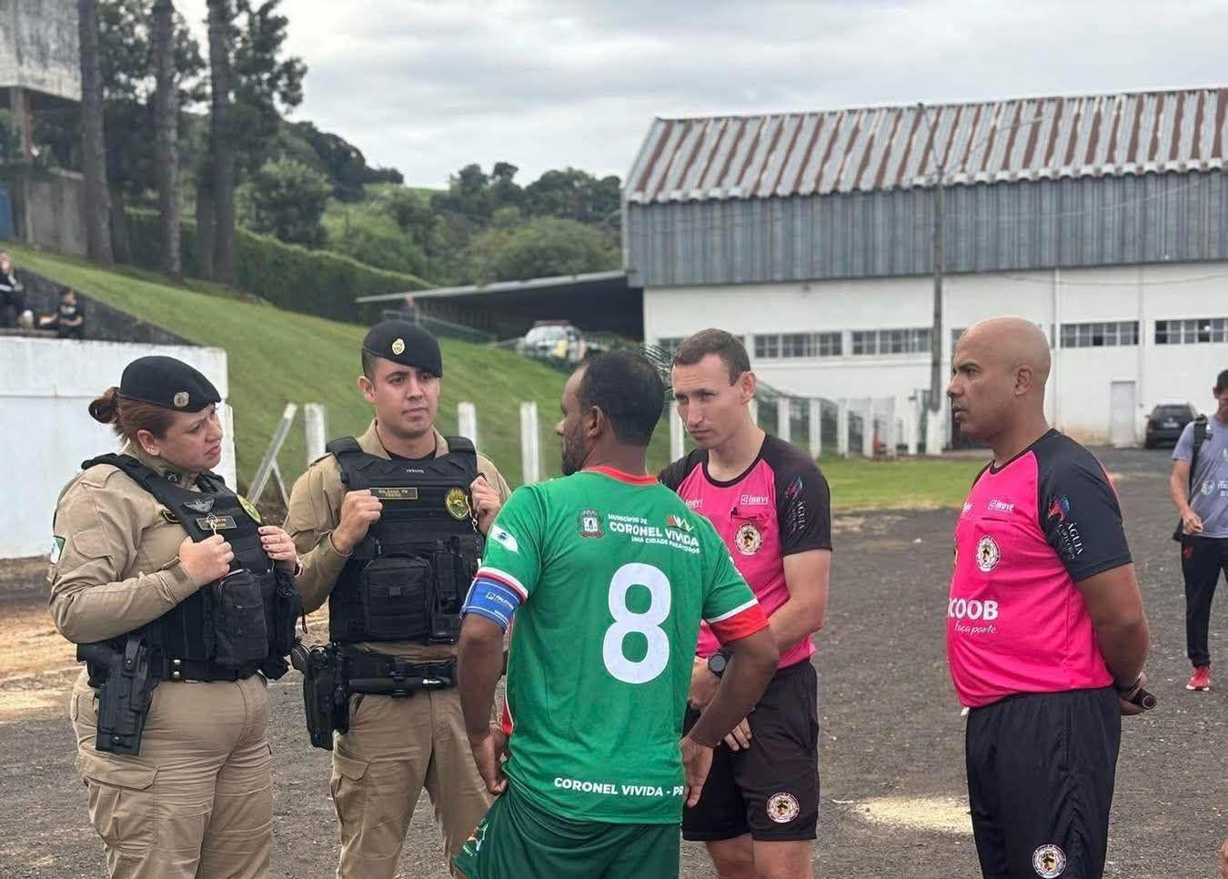 Jogador denuncia injúria racial durante partida da Copa Sudoeste e equipe abandona o campo