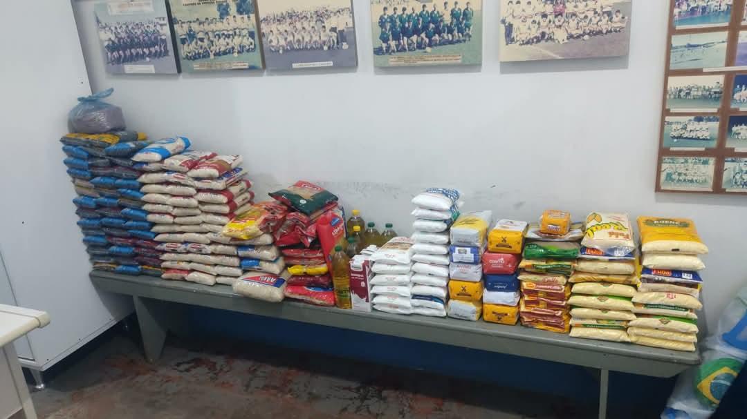 Torcida doa 154 kg de alimentos em jogo da Série Bronze em São Jorge D’Oeste