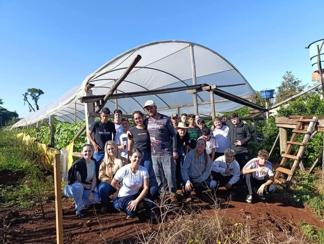 Turma do 2º Técnico Agrícola do Colégio Estadual Padre José de Anchieta participa de dia de campo na Linha Gaúcha